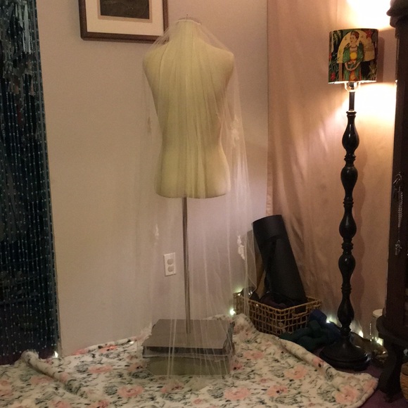 Wedding Veil with Embroidered Details - Picture 5 of 9